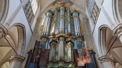 Groot orgel in kerk