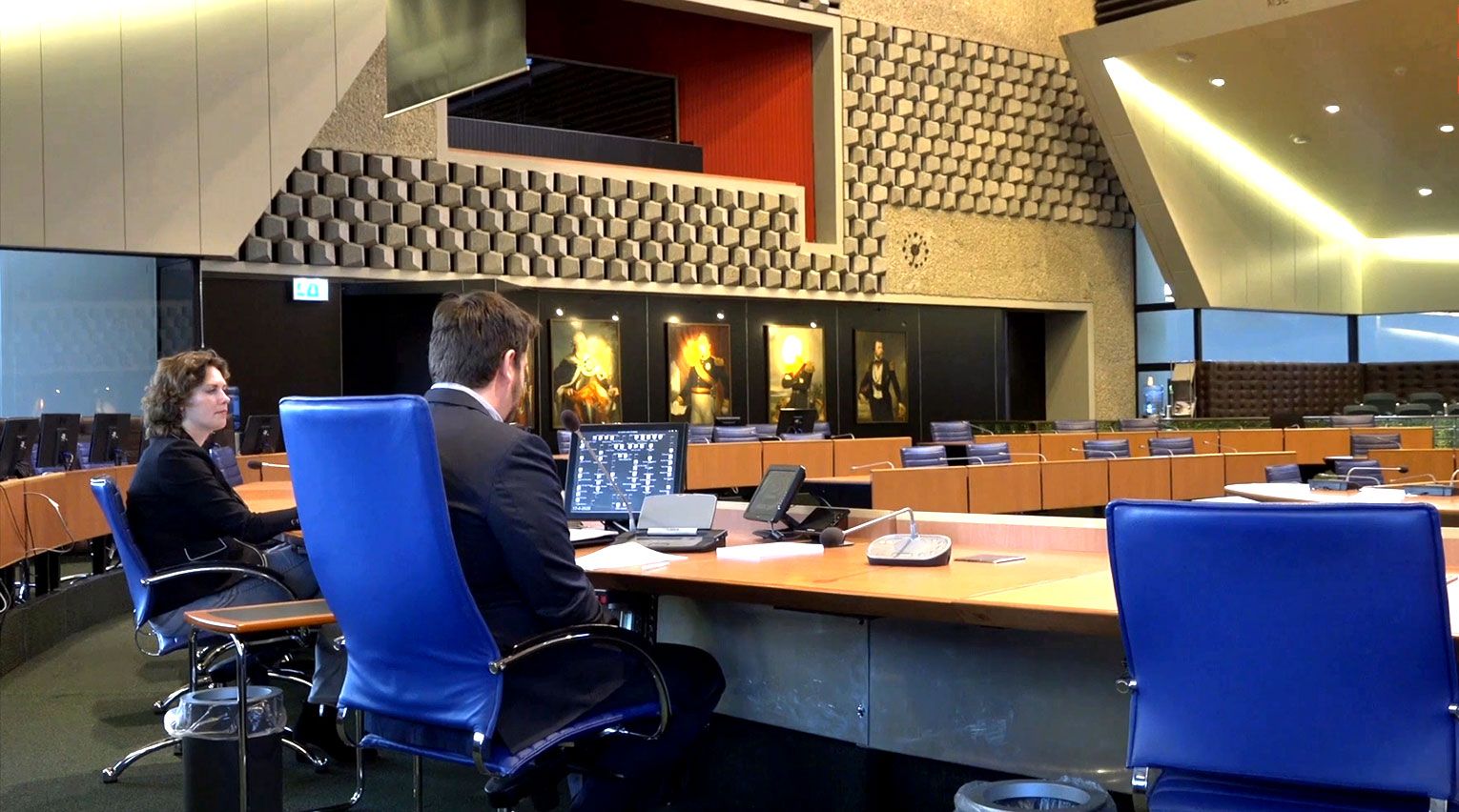 afbeelding van Vice voorzitter Martijn de Kort en griffier Kirsten ten Cate in een lege Statenzaal