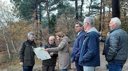 Medewerkers Natuurmonumenten geven uitleg over Loonse- en Drunense duinen aan minister Van der Wal