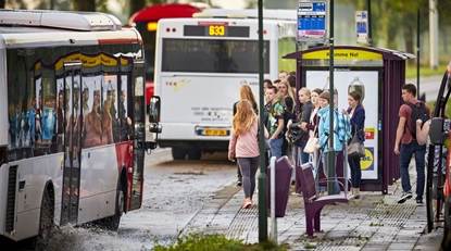 Reizigers wachten op de bus