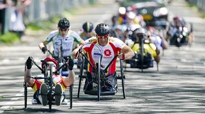 Een aantal sporters met een beperking die het aangepast wielrennen uitoefenen.