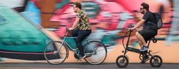 Hippe fietsen en kleurige muurschildering