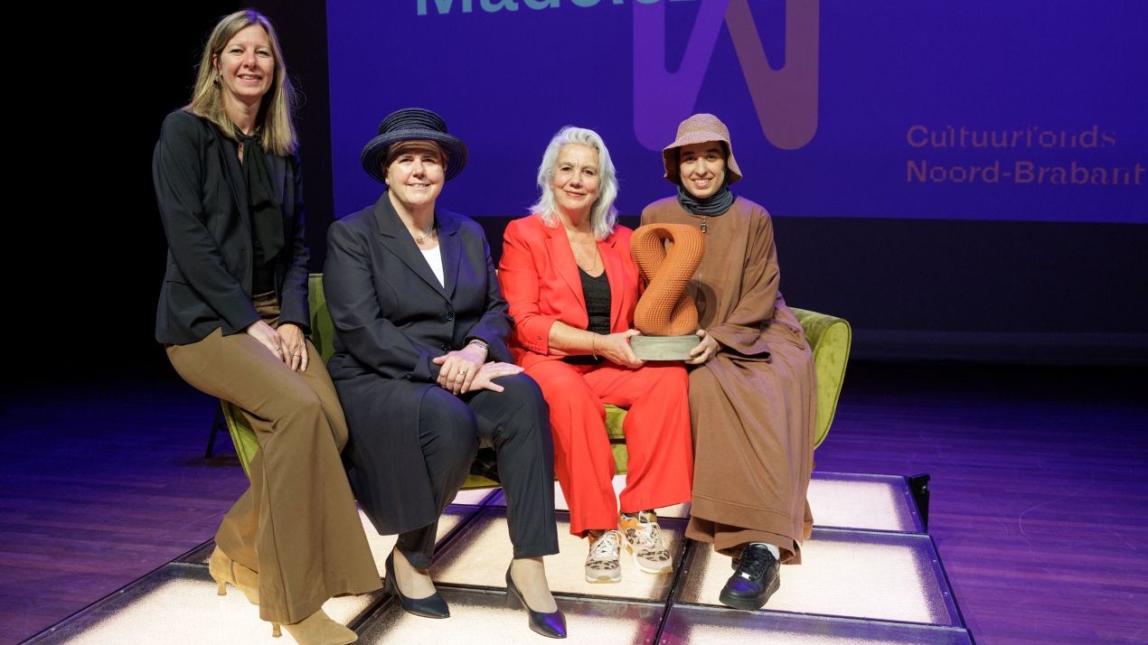 Van links naar rechts Machteld Postma (juryvoorzitter), commissaris van de Koning Ina Adema, Madeleine Matzer en Amina Zemouli (kunstenaar)